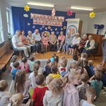 kobiety i mężczyźni siedzą na krzesłach na podłodze siedzą dzieci.jpg