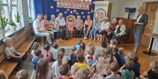 kobiety i mężczyźni siedzą na krzesłach na podłodze siedzą dzieci.jpg