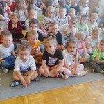 dzieci siedzą na dywanie.jpg