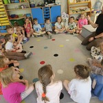 dzieci siedzą w kole na dywanie.jpg