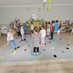 dzieci stoją w obręczach z kolorowych szarf.jpg