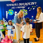dziewczynka podaje rękę pani dyrektor.jpeg