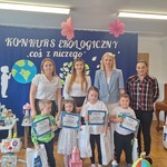 dzieci pozują do zdjęcia razem z nauczycielkami i panią dyrektor.jpeg