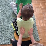 Dzieci masują sie po plecach.jpg