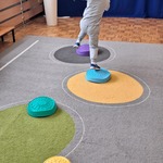 Chłopiec skacze po kamieniach sensorycznych.jpg