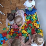 Dzieci budują z klocków.jpg