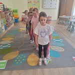 Dzieci bawią się w zabawę tak lub nie.jpg
