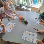 Dzieci pracują przy stolikach.jpg