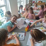Dzieci rysują kredkami przy stoliku.jpg