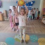 Dziewczynka rzuca piłką.jpg