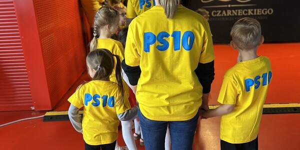 dzieci i panie stoją tyłem w żółtych koszulkach.jpg