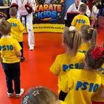 dzieci stoją w kolejce do ćwiczeń karate.jpg