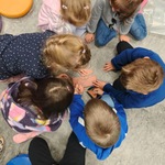 dzieci układają puzzle na dywanie.jpeg