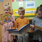 Dzieci czytają nowe książki.