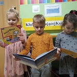 Dzieci czytają nowe książki.