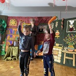 dzieci trzymają warzywa 
