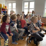 dzieci oglądają teatrzyk