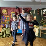 dzieci trzymają warzywa 