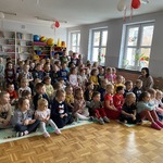 dzieci oglądają teatrzyk