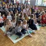 dzieci oglądają teatrzyk