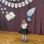 Oliwia Zaremba z Przedszkola Samorządowego nr 10 w Białymstoku recytuje wiersz.