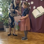 Pani Dyrektor wręcza nagrodę za II miejsce w konkursie.