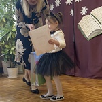 Pani Dyrektor wręcza nagrodę za III miejsce w konkursie.