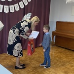 Pani Dyrektor wręcza wyróżnienie za udział w konkursie.