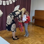 Pani Dyrektor wręcza wyróżnienie za udział w konkursie.