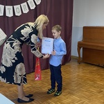 Pani Dyrektor wręcza wyróżnienie za udział w konkursie.