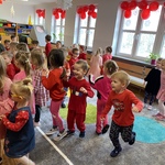 Dzieci z grupy Liski i Jeżyki bawią się na balu z okazji Dnia Przyjaźni.