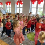 Dzieci z grupy Liski i Jeżyki bawią się na balu z okazji Dnia Przyjaźni.