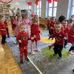 Dzieci z grupy Liski i Jeżyki bawią się na balu z okazji Dnia Przyjaźni.