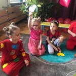 Amelka B. i Ksenia z grupy Wiewiórek oraz Oliwka z grupy Sówek na balu.