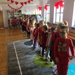 Dzieci z grupy Sówki i Wiewiórki bawią się na balu z okazji Dnia Przyjaźni.