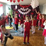 Dzieci z grupy Sówki i Wiewiórki bawią się na balu z okazji Dnia Przyjaźni.