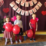Helenka, Ada i Damian z grupy Sówki bawią się na balu.