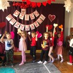 Dzieci z grupy Sówki i Wiewiórki bawią się na balu z okazji Dnia Przyjaźni.