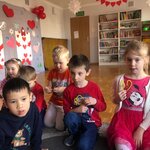 Dzieci z grupy Sówki i Wiewiórki bawią się na balu z okazji Dnia Przyjaźni.